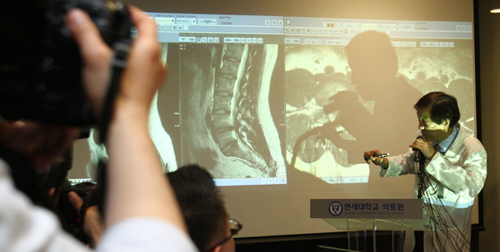 2012년 박주신씨가 MRI 촬영으로 공개신검을 한 이후 세브란스 병원에서 실시한 브리핑 [중앙포토]