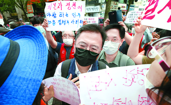 이달 1일 오전 서울 중구 정동 민주노총 앞에서 노사정 합의에 반대하는 민주노총 조합원들이 건물로 들어서는 김명환 위원장을 가로막고 있다. 연합뉴스