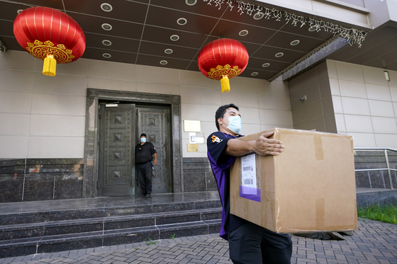 미국 특송업체 페덱스 직원이 23일 텍사스주 휴스턴 중국 총영사관에서 박스를 들고 나오고 있다. [AP=연합뉴스]