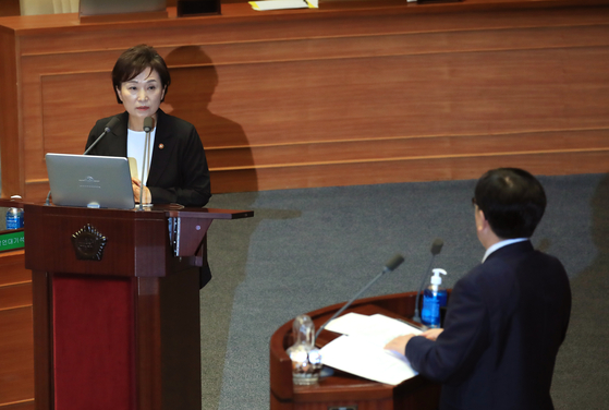 김현미 국토교통부 장관이 23일 국회 본회의에서 열린 경제에관한 대정부질문에 참석, 답변하고 있다. ［연합뉴스］