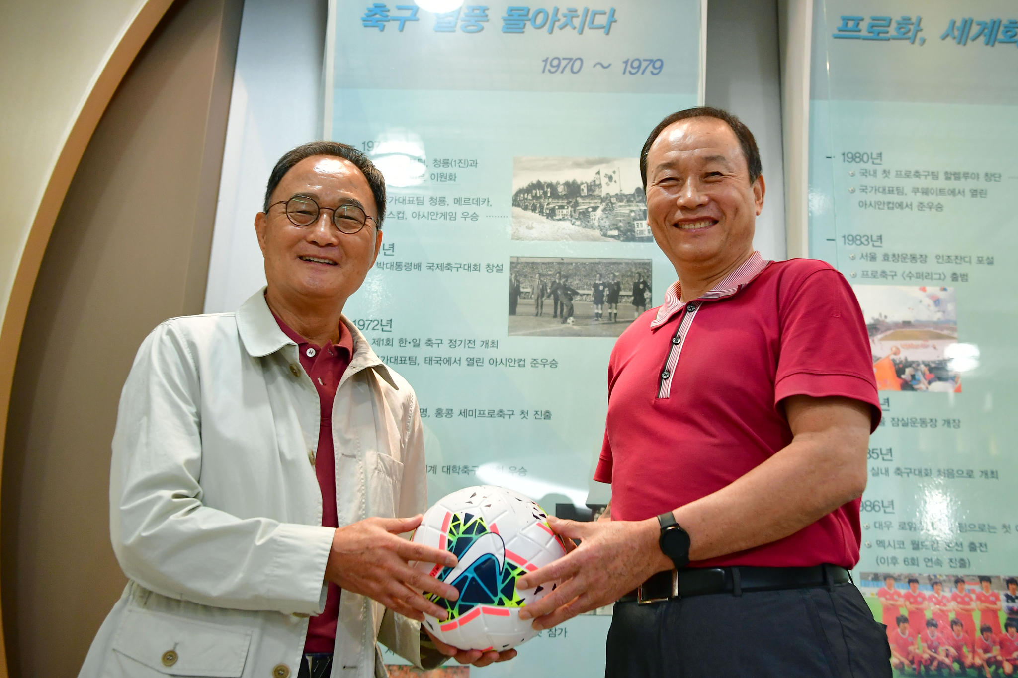축구회관에서 만난 김호곤 수원FC 단장과 조영증 프로축구연맹 기술위원장. [사진 대한축구협회]