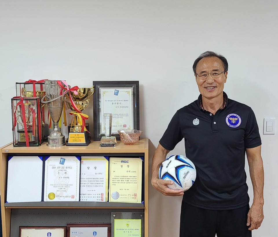 유소년 지도에 관심이 많던 박성화 감독은 현재 동래고를 이끌고 있다. [사진 박성화]