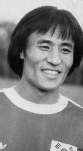 국가대표 시절 박성화는 점프력이 좋아 인간 미사일이라 불렸다. [중앙포토]