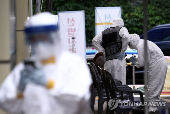 신종 코로나바이러스 감염증(코로나19) 확진자가 발생한 서울 송파구 사랑교회 입구가 지난달 23일 오후 폐쇄돼 있다. 연합뉴스