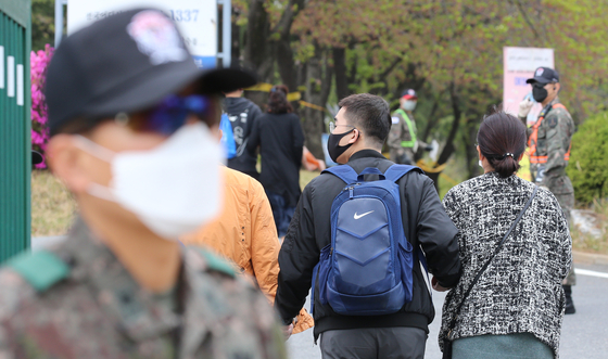 지난 4월 20일 충남 논산 육군 훈련소 입영심사대에서 입영장병들이 마스크를 쓰고 입영하고 있다. [뉴스1]