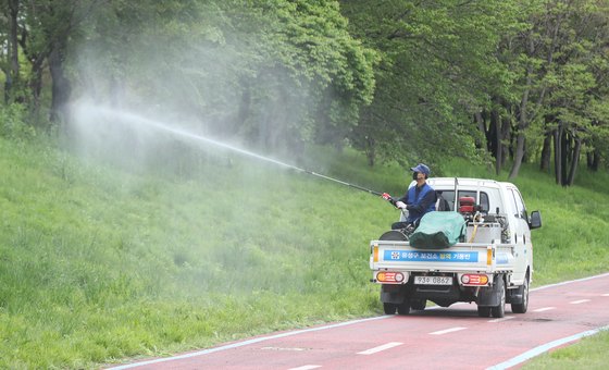 대전 유성구 만년교 인근 하천에서 유성구보건소 방역기동반 직원들이 2018년 4월 24일 방역을 하고 있다.  보건소 방역 관계자는 ’진드기가 옮기는 감염병은 예방 백신이나 치료제가 없어 야외활동을 할 때 진드기에 물리지 않도록 특별히 주의해야 한다“고 당부했다. 뉴스1 