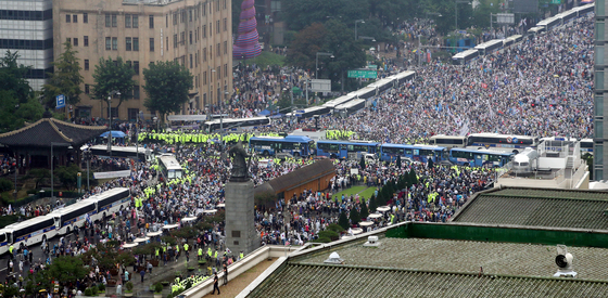 보수 단체가 15 일 서울 종로구 광화문 광장을 중심으로 대규모 집회를 열고있다.  / 서울 = 뉴시스