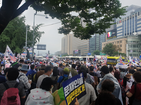 15 일 오후 12 시경 서울 광화문역 앞 동화 면세점 앞에서 보수 단체 회의가 열렸다.  정진호 기자