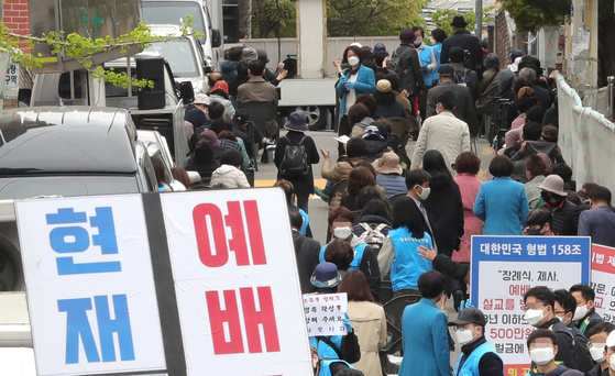 사랑제일교회 주일예배 강행. 4월 19일 사랑제일교회 신도들이 주일예배에 참석하는 모습. 연합뉴스