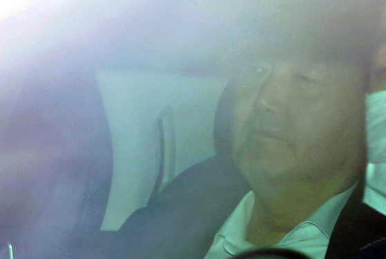 지난 4일 차량에 탑승한 윤석열 검찰총장이 서울 서초구 대검찰청으로 출근하고 있다. [연합뉴스]