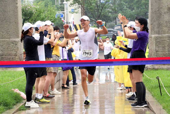  75주년 광복절 기념 81.5km 마라톤 완주에 성공한 션. YG엔터테인먼트 제공