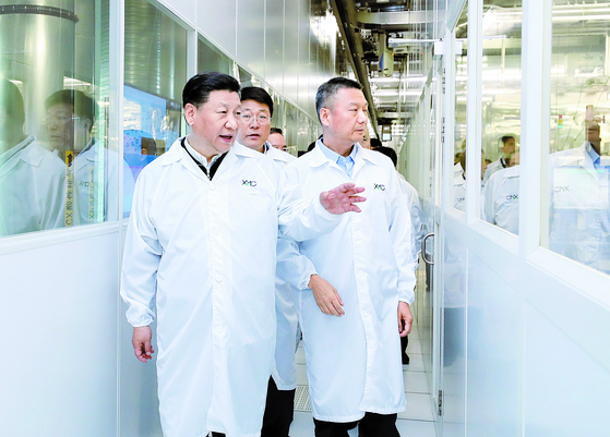 2018 년 4 월 28 일 시진핑 중국 주석이 우한의 새로운 반도체 (XMC) 공장을 견학합니다.  화웨이의 제재로 미국 IT 산업이 본격적으로 강화되면서 중국 정부는 반도체 생산에 집중하고있다. [신화=연합뉴스]