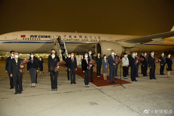 미국에서 철수한 휴스턴주재 중국 총영사관 직원들이 지난 17일 전세기를 이용해 베이징으로 돌아왔다. 이들은 공항에서 왕이 중국 국무위원 겸 외교부장의 환대를 받았다. [중국 신화망 캡처]