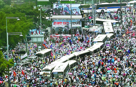 지난 15일 오후 서울 종로구 동화면세점 앞에서 열린 광화문 집회 모습. 연합뉴스