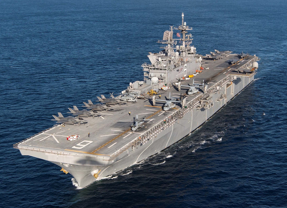 한국 경 모함은 미국 해군의 미국 급 ​​함선과 크기가 비슷할 것으로 예상됩니다.  미국 군함에서 F-35B 전투기는 수직으로 이착륙 할 수 있습니다. [사진 미 해군]