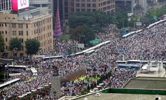 보수단체들이 15일 서울 종로구 광화문 광장 주변에 대규모 집회를 이어가고 있다. 뉴시스