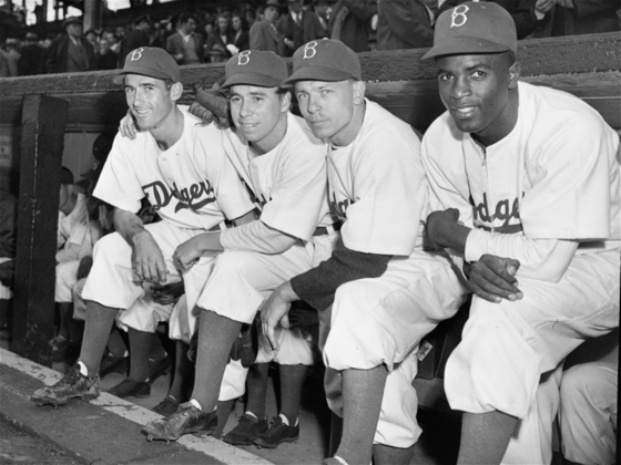 1947 년 브루클린 다저스에서 활동했던 John Jorgensen, Ed Stanky, Pee Wee Leeds 및 Jackie Robinson (오른쪽). [AP=연합뉴스]