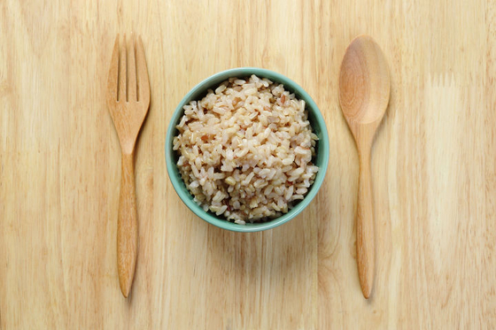 현미밥은 탄수화물이지만 다이어트엔 도움이 되는 대표적인 음식이다. 사진 리얼푸드