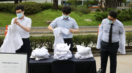 On the morning of the 23rd, in front of the main building of the University Hospital, Seoul National University Hospital, Jongno-gu, Seoul, the leading doctors who oppose the government's medical policy wear their doctor's gowns.  Yunhap news