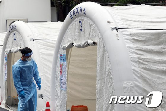 On the 27th, medical staff are preparing for testing at the Novel Coronavirus (Corona 19) Infectious Disease Screening Clinic at the National Medical Center in Jung-gu, Seoul.  News 1