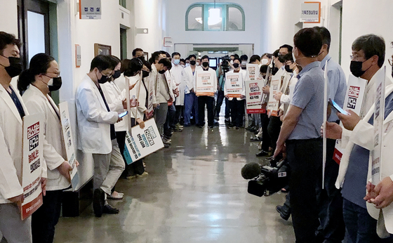 On the morning of the morning of the 31st, 79 professors from the Kyungpook National University Hospital School of Medicine held a silent picket in protest against the understanding of the state of the major's work in the main hospital building, while the government announced a strong response to a major's strike. [뉴스1]