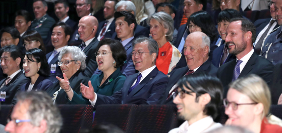 노르웨이를 국빈으로 방문한 문재인 대통령과 부인 김정석이 지난해 6 월 12 일 오슬로 오페라 하우스 중국 극장에서 열린 문화 귀환 행사에서 하랄 5 세와의 공연을 보면서 박수를 쳤다.  중앙 사진