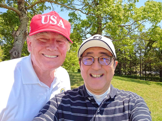 2019 년 5 월 26 일 일본 치바현 모 바라시 골프장에서 골프 라운드를 마치고 도널드 트럼프 미국 대통령과 아베 일본 총리가 찍은 기념 사진. [일본 총리관저 트위터]