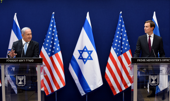 El primer ministro israelí Benjamin Netanyahu (izquierda) y el asesor principal de la Casa Blanca de Estados Unidos, Jared Kushner, celebrarán una conferencia de prensa conjunta el día 30.[EPA = Yonhap News] [EPA=연합뉴스］