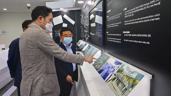 Samsung Electronics Vice President Lee Jae-yong visited the Onyang plant in Chungnam in July to discuss the strategy for developing next-generation semiconductor packaging technology.  News 1