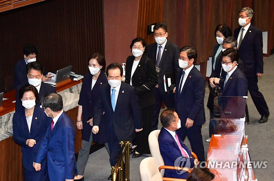 Prime Minister Jeong Sye-gyun and members of the State Council leave right after the opening ceremony of the 382nd National Assembly (ordinary assembly) at the National Assembly Building in Yeouido, Seoul, on the afternoon of the 1st. . [연합뉴스]