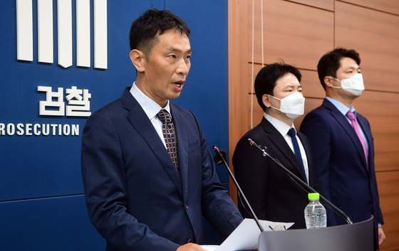 Lee Bok-hyun, head of the Seoul Central District Prosecutor's Office, announced the results of the investigation of the Samsung Group's illegal merger and accounting corruption case in the press room of the Seoul Superior Prosecutor's Office on the afternoon of the 1st. Yunhap news 