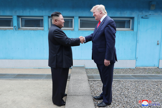 지난해 6월 30일 도널드 트럼프 미국 대통령과 북한 김정은 국무위원장이 판문점에서 군사분계선을 사이에 두고 악수하고 있는 모습. [연합뉴스] 