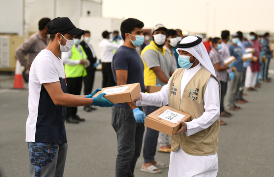 아랍에미리트(UAE) 두바이의 정부 관계자가 지난 4월 28일 이주 노동자들에게 도시락을 나눠주고 있다. 지난 4~5월 이슬람 금식월인 라마단 기간 동안 아랍에미리트의 토후국인 두바이에서만 1000만 개의 도시락을 이주민들에게 나눠줬다. 공존을 위한 관용 정책이다. AFP=연합뉴스 