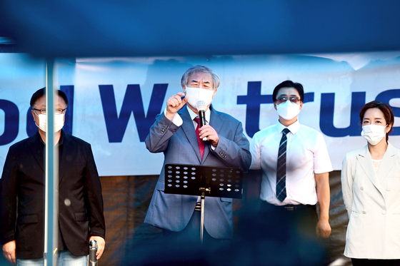 Pastor Jeon Kwang-hoon Sarangjeil Church, who was hospitalized for the 19th crown confirmation, was discharged from the hospital on the morning of the 2nd and is holding a press conference to announce his position in front of the Sarangjeil church. in Seongbuk-gu, Seoul.  Newsis