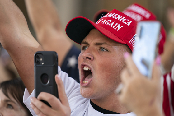 Supporters of President Donald Trump welcome President Trump when he arrived in La Trobe, Pennsylvania on the 3rd (local time). [AP=연합뉴스]