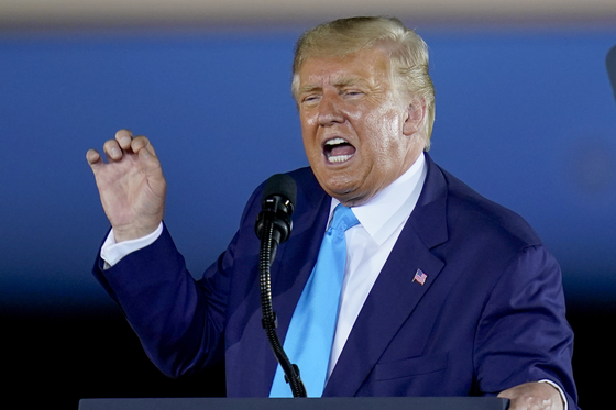 US President Donald Trump speaks to supporters after arriving at Armold Palmer Airport in La Trobe, Pennsylvania on the 3rd (local time). [AP=연합뉴스]