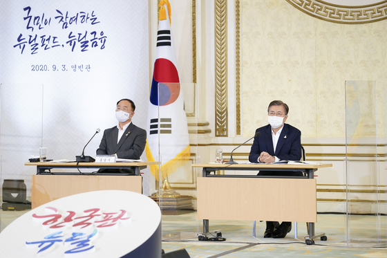 '제1차 한국판 뉴딜 전략회의'가 3일 청와대 영빈관에서 열렸다. 문재인 대통령이 화상을 통해 '국민참여형 한국판 뉴딜펀드 조성 방안'을 보고 받고 있다. 왼쪽은 홍남기 경제부총리 겸 기획재정부 장관. 청와대사진기자단