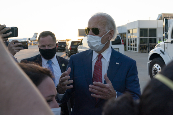 Democratic presidential candidate Joe Biden arrives at the Milwaukee, Wisconsin airport on the 3rd (local time) and is asked by reporters.  Wisconsin is an area where protests are taking place over the shooting of black Jacob Blake. [AP=연합뉴스]