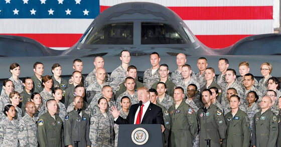 2017 년 9 월 도널드 트럼프 미국 대통령이 워싱턴 DC 인근 앤드루스 공군 기지에 핵무기 공격에 투입하는 B-2 전략 폭격기 앞에서 연설하고있다. [신화=연합뉴스]