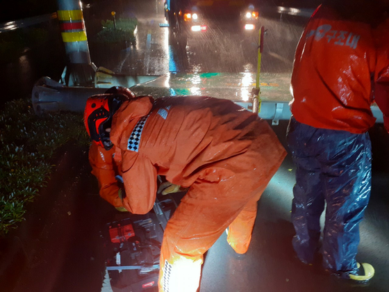 At 4 a.m. on the 7th, a road sign on a road in Gujwa-eup, Jeju-si, fell under the influence of Typhoon High Line, and firefighters are taking safety measures. [사진 제주도소방안전본부]