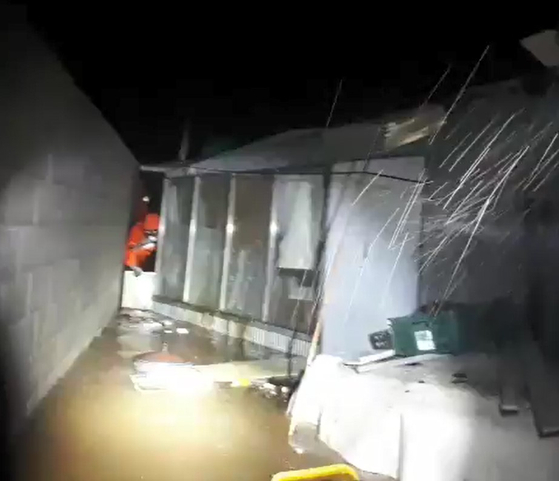 At 5 a.m. on the 7th, the courtyard of a house in Gwangnyeong-ri, Aewol-eup, Jeju-si, was flooded under the influence of Typhoon High Line, and firefighters are working on drainage. [사진 제주도소방안전본부]