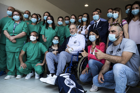지난 5월 이탈리아 로마에서 환자가 완치되어 퇴원 전에 의료진과 함께 기념 사진을 찍는 모습 [EPA=연합뉴스]