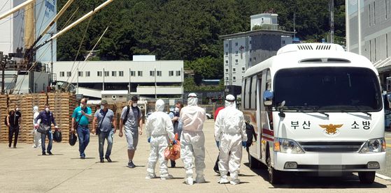 지난 6월 23일 부산 감천항에 정박중인 러시아 선박에서 코로나19 확진판정을 받은 러시아 선원들이 부산의료원에서 입원치료를 받기 위해 이송되고 있다. 송봉근 기자