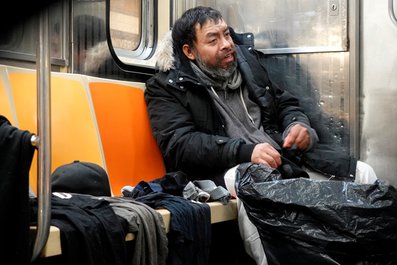 최근 신종 코로나바이러스 감염증(코로나19)으로 직장을 잃고 노숙자가 되었다는 한 남성이 뉴욕 지하철에 앉아있다. [연합뉴스]