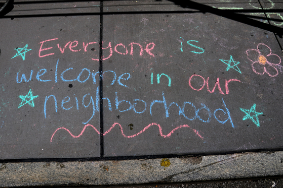뉴욕시 맨해튼의 어퍼웨스트사이드 거리에 '우리 지역은 모든 사람들을 환영한다'는 내용이 분필로 적혀있다. [연합뉴스]