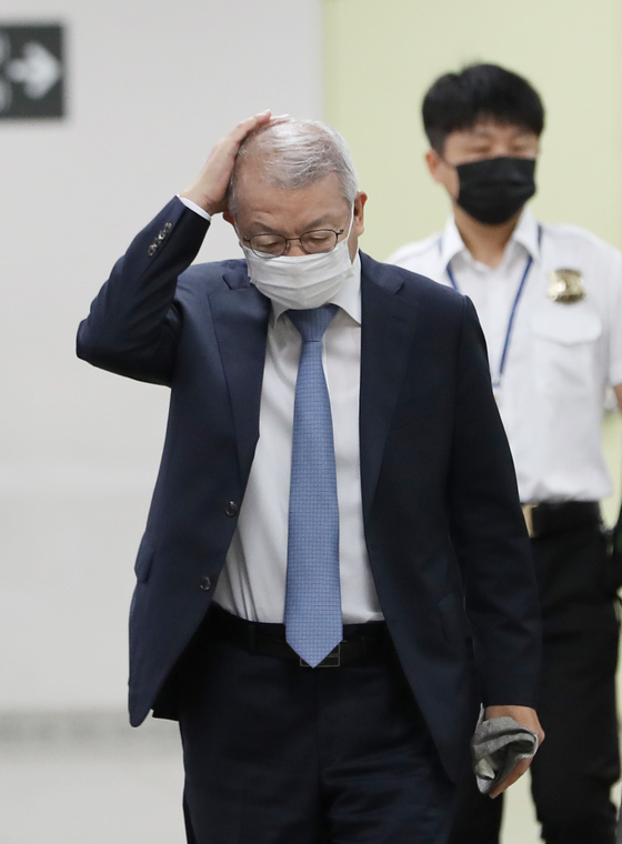 Former Chief Justice Yang Seung-tae, accused of abuse of judicial administration authority, attends an ongoing trial held last month at the Seoul Central District Court.[뉴스1]