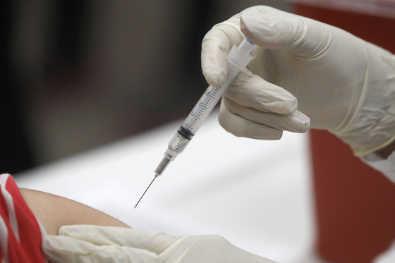 지난달 19 일 (현지 시간) 미국 텍사스의 병원에서 환자가 독감 백신을 맞고있다. [AP=연합뉴스]