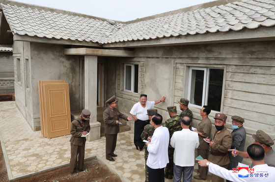 North Korean leader Kim Jong-un visited the flood site in Daecheong-ri, Eunpa-gun, North Hwanghae Province in a month, and provided local guidance on the recovery situation, the Chosun Central News Agency reported. on the 12th. The photo shows President Kim looking around the rebuilt Daecheong-ri house. [연합뉴스]