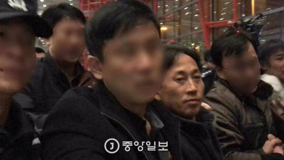 Lee Jung-cheol, deported from Malaysia in March 2017, transits the airport in Beijing, China. [중앙포토]