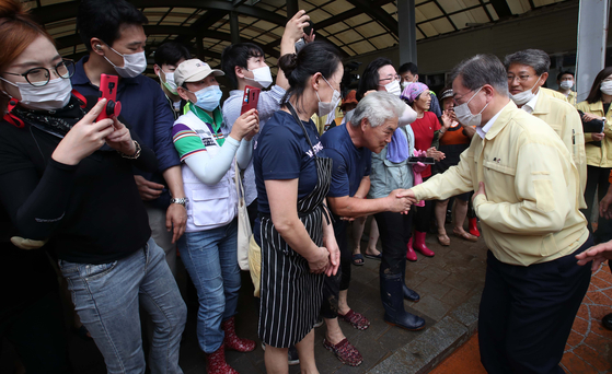 President Moon Jae-in visits the 5-day Gurye Market in Gurye-gun, Jeollanam-do, on the afternoon of the 12th of last month, and tours the site of torrential rains. [청와대사진기자단]